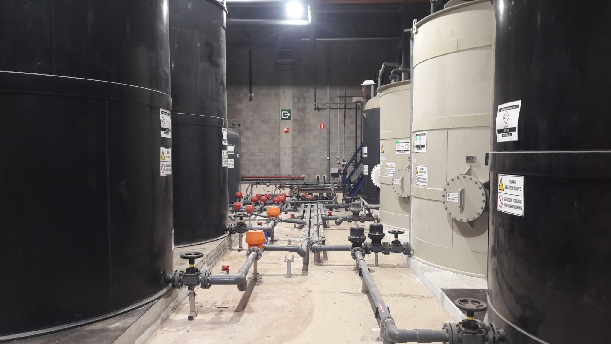 Aangesloten tankpark met kunststof leidingwerk en kranen