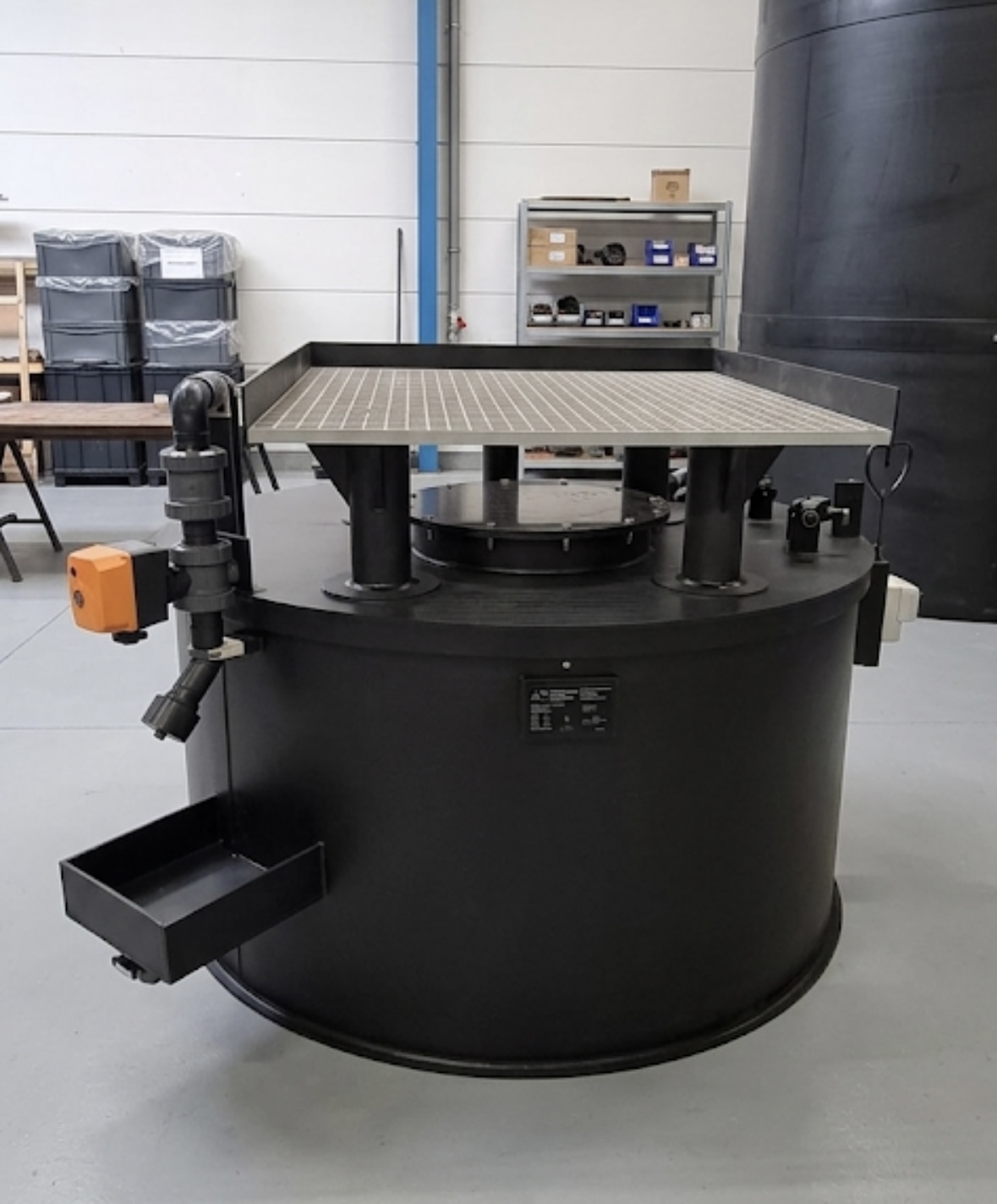 Detail van een moeder-dochtertank (IBC dispence unit) met dubbelwandige opvang en GVK-platform